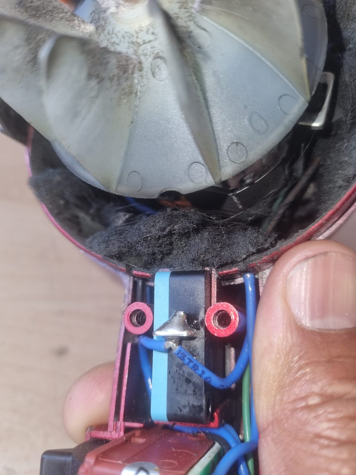 Interior de secador com pó e cotão acumulados — em reparação e limpeza